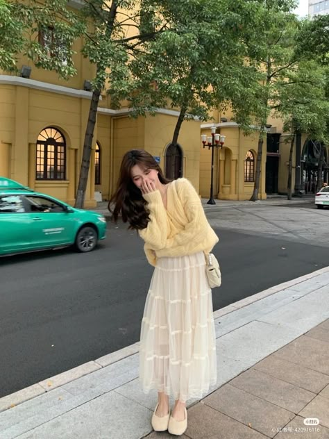 Soft Long Skirt Outfit, Cute Korean Outfits Dresses Long, Korean Spring Fashion Women, Spring Asthetics Outfit, Long Skirt Korean Outfit, Korean Skirt Outfits Long, Korean Long Skirt Outfits, Korean Long Skirt Fashion, Maxi Skirts Winter