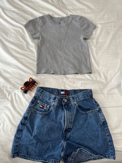 Spring Coffee Date Outfit, Not Basic Summer Outfits, Vintage Outfits Shorts, Simple Casual Summer Outfits, Warmer Weather Outfits, Summer Outfits Not Revealing, Short Jorts Outfit, Appropriate Outfits Summer, Summer Fits Aesthetic 2024