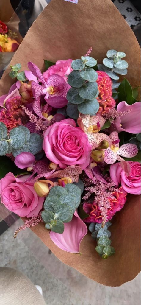 Brown Paper Bouquet Aesthetic, Brown Paper Flowers Bouquet, Brown Paper Bouquet, Flowers In Brown Paper, Flowers Wrapped In Brown Paper, Paper Bag Wrapping, Aesthetic Brown, Boquette Flowers, Paper Bouquet