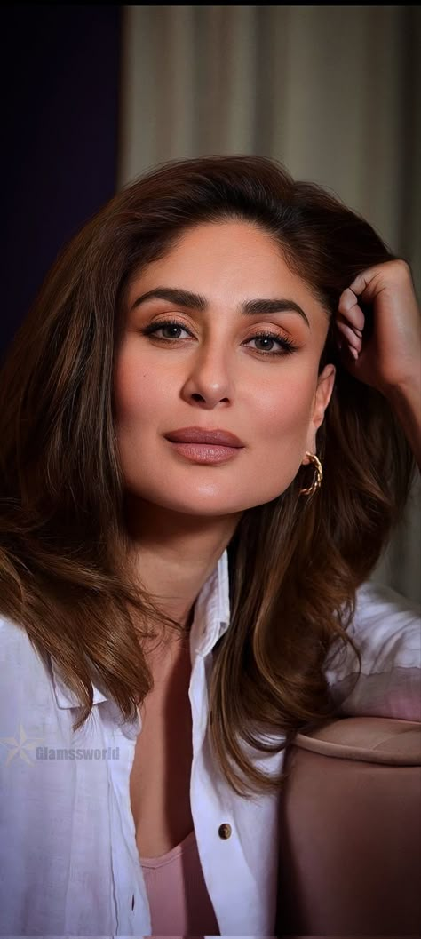 Kareena Aesthetic, Kareena Kapoor Earrings, Kareena Kapoor Lipstick Shades, Kareena Kapoor Makeup Looks, Kareena Kapoor Eye Makeup, Celebrity Makeup Looks Bollywood, Kareena Kapoor Aesthetic, Kareena Kapoor Makeup, Kareena Kapoor Face