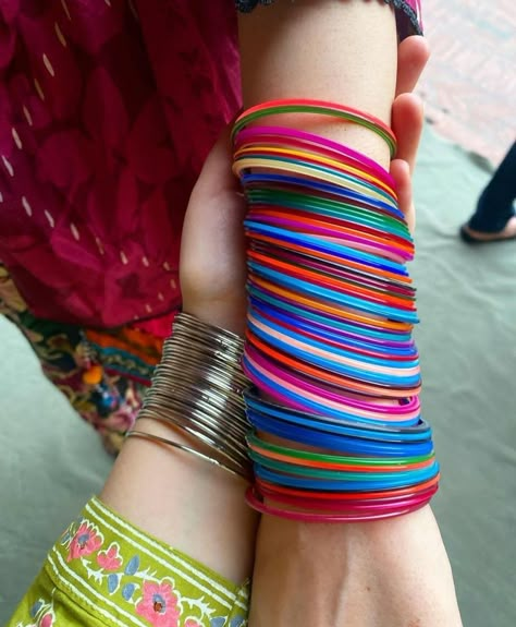 Bangles Styling Ideas, Pakistani Bangles Aesthetic, Thread Bangles Design, Jewelry Knowledge, Fashion Terms, Long Kurti Designs, Casual Indian Fashion, Glass Bangles, Fancy Jewellery Designs