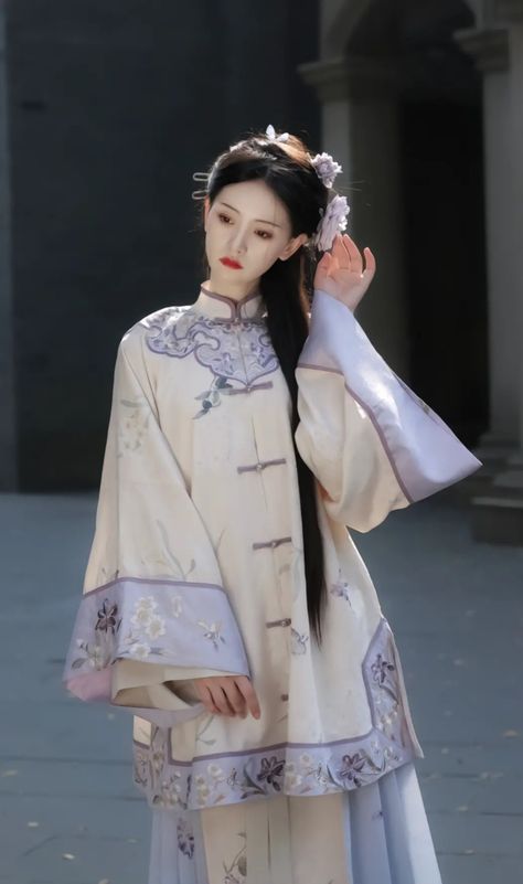 Qing Dynasty Hanfu, Mongolian Outfit, Hairstick Hairstyles, Tang Dynasty Clothing, Qing Dynasty Fashion, Qing Dynasty Clothing, Chinese Clothing Traditional, Dynasty Outfits, Genshin Dr