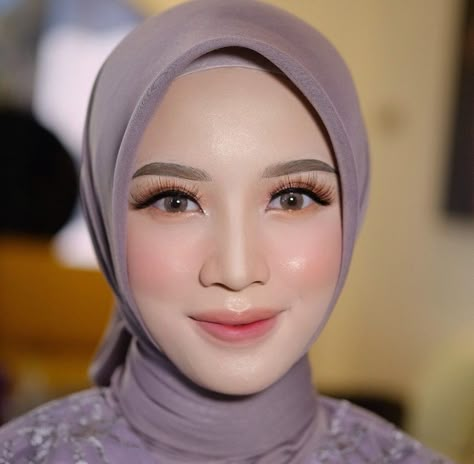 Makeup Korean Look Hijab, Make Up Tunangan, Inspirasi Make Up, Make Up Bridesmaid Hijab, Make Up Perpisahan Sekolah, Graduation Make Up Natural, Makeup Graduation Ideas, Makeup Wisuda Hijab Natural, Make Up Perpisahan