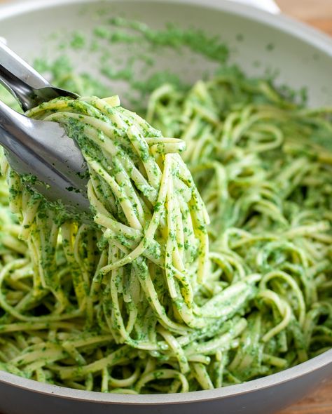 Green pasta sauce Green Spaghetti Recipe, Green Pasta Recipe, Green Pasta Sauce, Green Sauce Recipe, Salad Appetizer Cups, Green Pasta, Green Spaghetti, Pasta Side Dishes, Asparagus Pasta