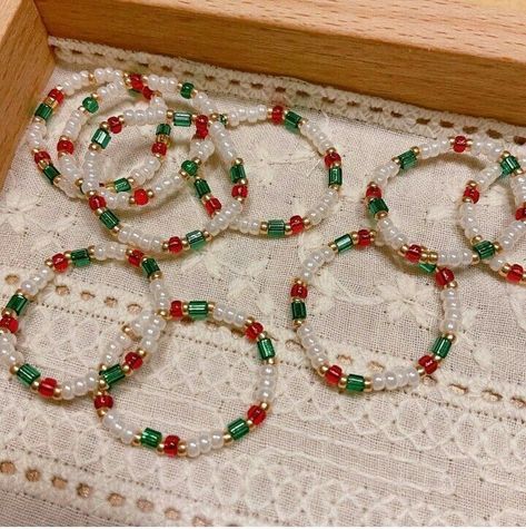 Xmas Beads, Christmas Jewelry Diy, Diy Beaded Rings, Bracelet Craft Diy, Beaded Necklace Diy, Seed Bead Patterns, Diy Bracelets Patterns, Jewelry Diy Bracelets, Christmas Bead