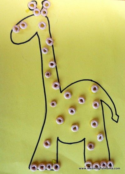 Cheerios Giraffe - Fun Family Crafts Use position words to describe where you put a cheerio. (On his head, by his tail, on his body, on his feet). You can build position and body vocabulary. Zoo Preschool, Jungle Crafts, Zoo Crafts, Zoo Animal Crafts, Giraffe Crafts, Zoo Activities, Dear Zoo, Ideas Backyard, Animal Crafts For Kids