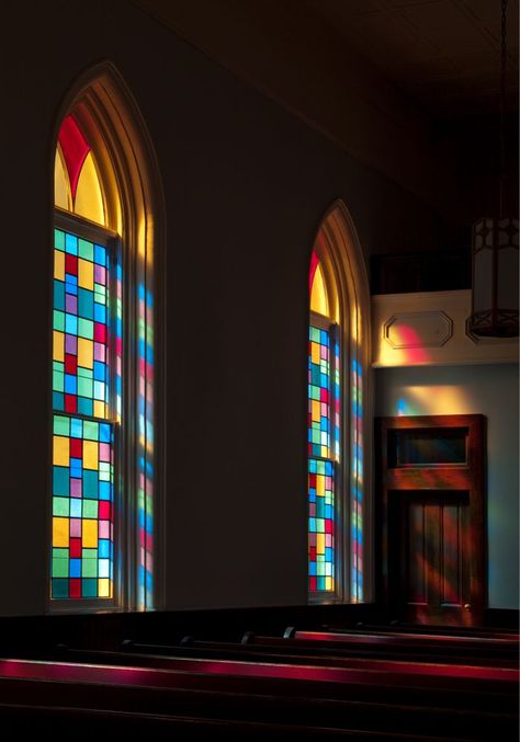 Geometric stained glass windows of Dexter Avenue King Memorial Baptist Church Martin Luther King Pictures, Southern Baptist Church, Church Design Architecture, Church Aesthetic, Public Domain Photos, Montgomery Alabama, Dr Martin Luther King Jr, Church Pew, Dr Martin Luther King