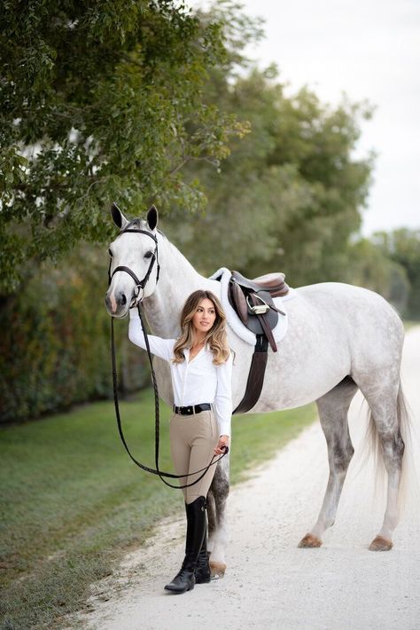 English Horse Photoshoot, Riding Outfit Equestrian, Equestrian Photoshoot, Woman Riding Horse, Horseback Riding Outfits, Horse Riding Outfit, Equestrian Aesthetic, Horse Riding Tips, Horse Riding Clothes