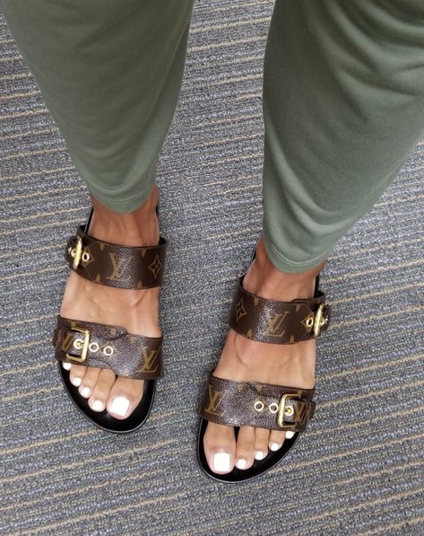 Louis Vuitton Bom Dia Flat Mules in Monogram Luis Vuitton Sandals Women, Lv Slides Outfit, Louis Vuitton Slides Outfit, Louis Vuitton Mules, Louis Vuitton Sandals Outfit, Fendi Slides Outfit, Mule Outfit, Flat Sandals Outfit, Lv Slides