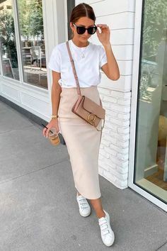 Beige Skirt Outfit, Smart Outfits, Jean Beige, Skirt Outfits Summer, Long Skirt Fashion, Midi Skirt Outfit, Long Skirt Outfits, Beige Skirt, Business Casual Outfits For Women