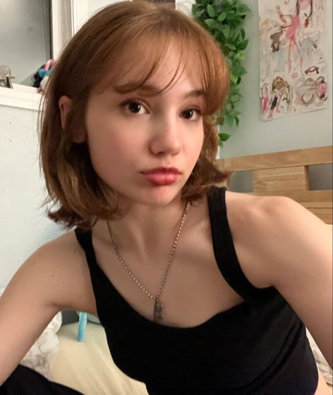 Short Hair With Soft Bangs, Cute Layered Bob, Small Fringe Hair, Short Hair Inspo Aesthetic Round Face, Short Haircut Bangs Round Face, Short Hair Inspo With Bangs, French Bob With Wispy Bangs, Short Hair With Wispy Curtain Bangs, Short Haircut With Bangs For Round Faces