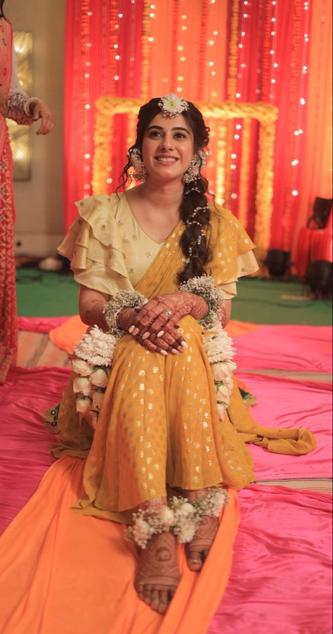 Haldi Function Outfit For Bride, Haldi Function Jewellery For Bride, Haldi Function Flower Jewelry, Jewellery For Haldi Ceremony, Haladi Shastra Jewellery, White Floral Jewellery For Haldi, Yellow Saare For Haldi Bride, Haldi Costumes For Friends, Floral Accessories For Haldi