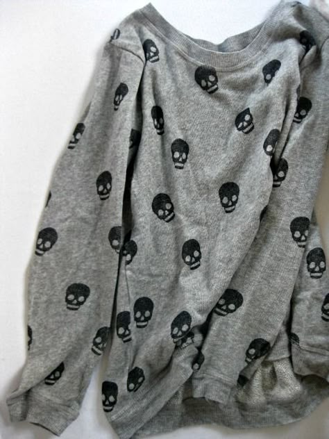 Skull sweater Skull Sweater, Skull Clothing, Slouchy Sweater, Skull Fashion, Cooler Look, Punk Outfits, Grunge Goth, Skull Print, Visual Kei