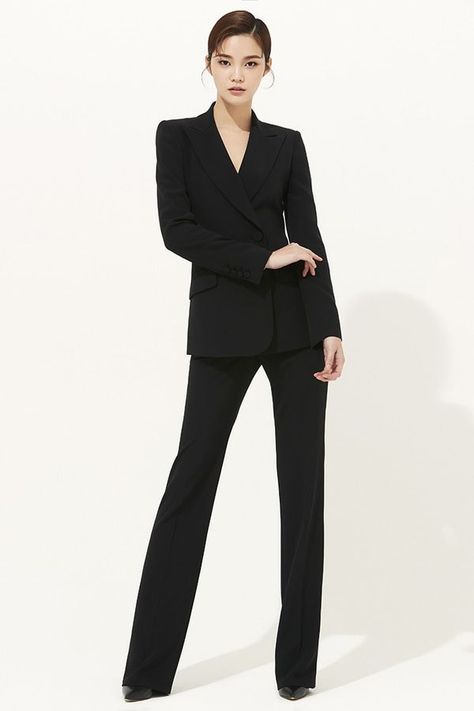 Powersuits Women, Fashion Model Poses, Business Photoshoot, Power Dressing, Mode Casual, Minimal Outfit, Black Suit, Female Poses, 가을 패션