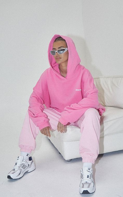 Sweatpants Photoshoot, Matching Sweatsuit Outfits, Hoodies Photoshoot, Hoodie Photoshoot Ideas, Advertisements Ideas, Hoodie Photoshoot, Merch Shoot, Sweatsuit Outfits, Activewear Photoshoot