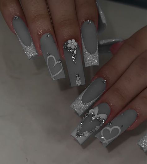 Nails Gray Design, Cute Nail Ideas For Homecoming, Gray Nail Inspo Acrylic, Birthday Nails Sliver, Grey Nail Inspo Acrylic, Nail Ideas Grey And White, Hood Nail Designs, Birthday Nails Silver And Black, Grey Long Nails