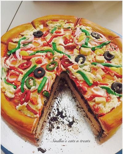 Pizza Theme Cake Ideas, Food Shaped Cakes, Birthday Cake Pizza, Pizza Birthday Cake Ideas, Cake Pizza Decoration, Pizza Slice Cake, Pizza Party Cake Ideas, Cake Pizza Design, Cake That Looks Like Pizza