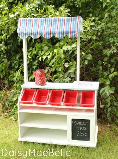 This would be SO COOL for a cookie booth!! Love the display shelves up front!!   Child’s Lemonade Stand | daisymaebelle Kids Lemonade Stands, Lemonade Stand Ideas, Diy Lemonade Stand, Kids Lemonade, Diy Lemonade, Lemonade Stands, Play Market, Fruit Stands, Stand Ideas