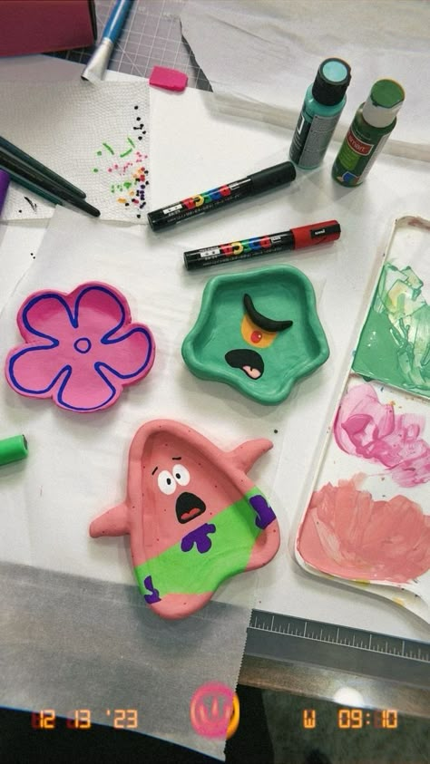 Clay Crafts Spongebob, Spongebob Gifts Diy, Spongebob Clay Tray, Diy Clay Creations, Spongebob Clay Ideas, Things Made With Clay, Diy Clay Dish Ideas, Air Dry Clay Spongebob, Diy Clay Soap Dish