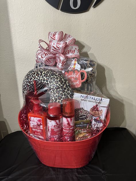 Color Themed Gift Baskets Red, Color Themed Gift Baskets, Candy Bar Bouquet, Big Christmas Gifts, Christmas Gift Baskets Diy, Birthday Basket, Christmas Prep, Gift Baskets For Women, Themed Gift Baskets