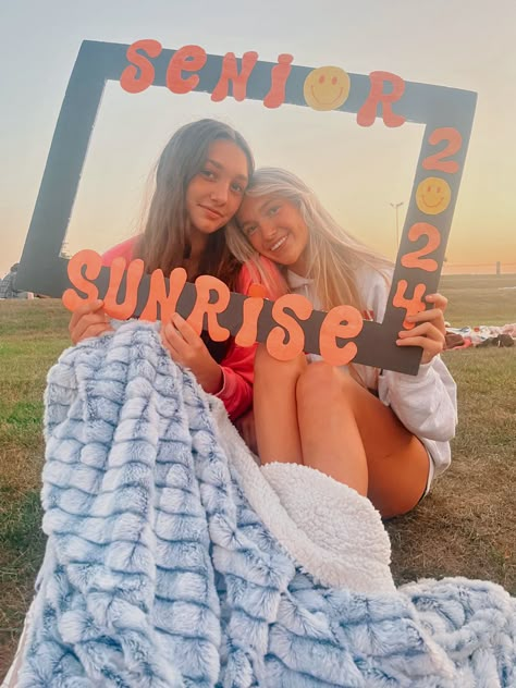 Senior Sunrise Frame Ideas, Senior Sunrise Picture Frames, Senior Year Aesthetic Wallpaper, Senior Sunrise Photo Frame, Senior Sunrise Aesthetic, Senior Sunset Ideas High School, Senior Sunrise Pictures, Senior Sunset Ideas, Senior Year Vision Board