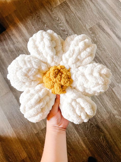 Crochet Flower Pilow, Crochet Flower Bulky Yarn, Chunky Knit Heart Pillow, Crochet Chunky Flower, Finger Knitting Pillow, Chunky Knit Pillow Cover, Things To Crochet For Christmas Gifts, Things To Do With Chunky Yarn, Hand Crochet Pillow