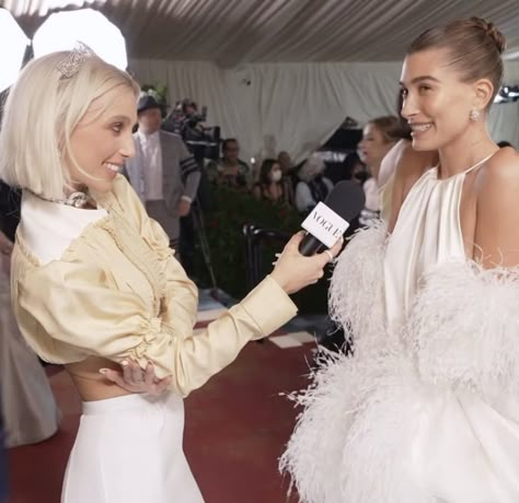 Emma Chamberlain Friends, Emma Chamberlain Interview, Met Gala Interview, Emma Chamberlain Met Gala 2023, Hailey Bieber Met Gala 2022, Career Manifestation, Female Icons, The Met Gala, Emma Chamberlain