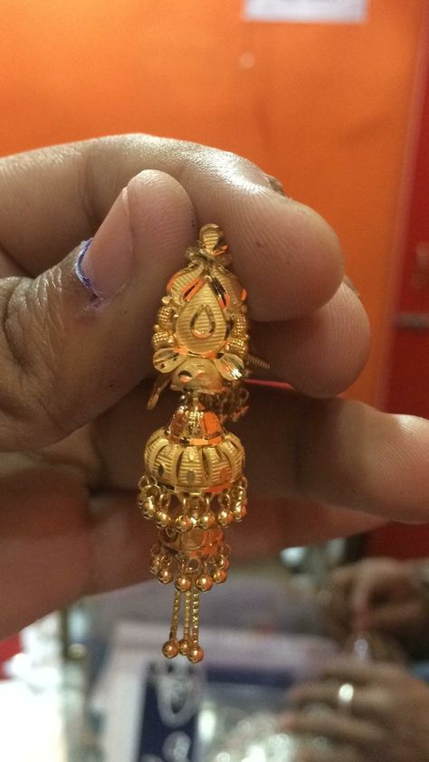 Gumka Design Gold, Gold Nath, Fashion Jewelry Necklaces Gold, Gold Jhumka, Bridal Necklace Designs, Gold Jewelry Outfits, New Gold Jewellery Designs, Gold Earrings Models, Bridal Jewellery Design