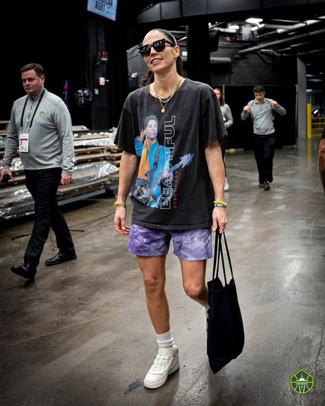 Queer Athletic Style, Athletic Tomboy Outfits, Masculine Women Summer Outfits, Wnba Women Fashion, Sue Bird Style, Masc Shorts Outfit, Sporty Masc Outfits, Sue Bird Outfits, Masc Women Summer Outfits