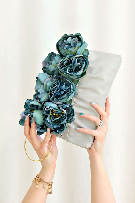 DIY Faux Flower Clutch Makeover | Dans le Lakehouse Purse Hacks, Clutch Diy, Flower Clutch, Best Leather Wallet, Diy Fashion Projects, Diy Clutch, Purse Essentials, Blogger Photography, Floral Clutches