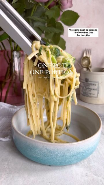 Eleanor | Good Food Mood on Instagram: "🌱One Pot, One Portion | Creamy Green Linguine🌱 Maaaybe my new favourite lunch?? Get your greens in the best way possible, and make sure you’re following for more one pot, one portion meals🤍 You need: - 100g linguine (or spaghetti) - 75g broccoli - Handful of spinach leaves - 1 egg - 30g pecorino (plus more to top) - Black pepper - Juice of 1/2 a lemon - Big pinch of chilli (1/2-1tsp) Add you linguine to a pan of boiling water and cook for 7-8 minutes. M Creamy Green Linguine, One Pot One Portion, Pasta Hacks, Portion Meals, Quick Pasta Dishes, Linguine Recipes, Student Recipes, Pasta Water, Healthy Summer Recipes