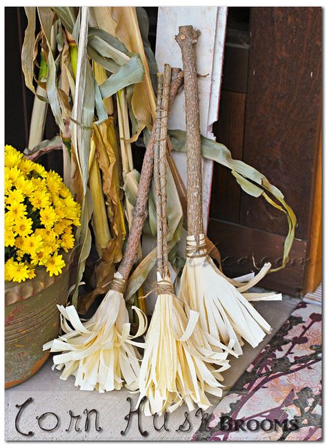 DIY Corn Husk Brooms for a fall decoration! So cute! Corn Husk Wreath, Corn Husk Crafts, Halloween Decoration Ideas, Halloween Diy Outdoor, Hallowen Ideas, Fun Fall Crafts, Cute Diy Projects, Fun Halloween Crafts, Halloween Decorations Diy Outdoor