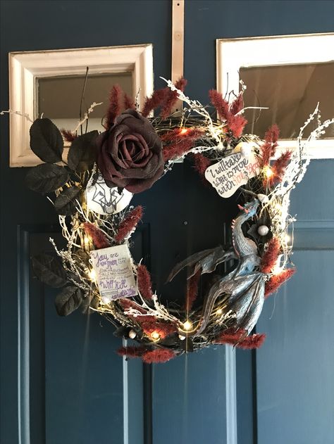 Game of thrones wreath Game Of Thrones Wreath, Game Of Thrones Christmas, Game Of Thrones Party, Wreath Project, Game Of Thrones Funny, Dragon Crafts, Halloween Queen, Gray Wolf, Themed Drinks