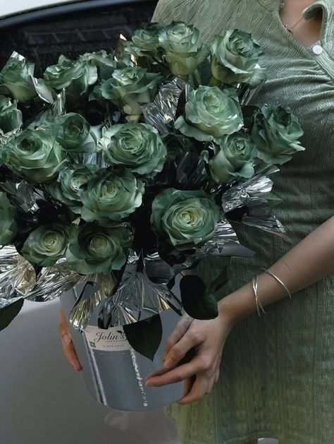 Dark Green Flower Bouquet, Black And Green Flowers, Green Flowers Aesthetic, Green Flower Bouquet, Dark Green Flowers, Green Roses, Boquette Flowers, Image Swag, Flowers Bouquet Gift