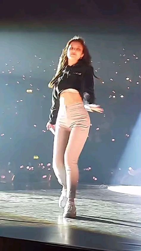 Jennie Kim Pink Outfit, Miss Jennie Kim, Jennie Fancam, Jen Videos, Jennie Kim Blackpink, Black Pink Instagram, Black Pink Dance Practice, Black Pink Songs, Jennie Kim