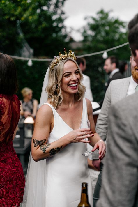 Bridal Crown And Veil, Fairy Real, Crown With Jewels, Bridal Tattoo, Headdress Wedding, Gold Bridal Crowns, Short Bridal Hair, Minimalist Wedding Dress, Bridal Headbands