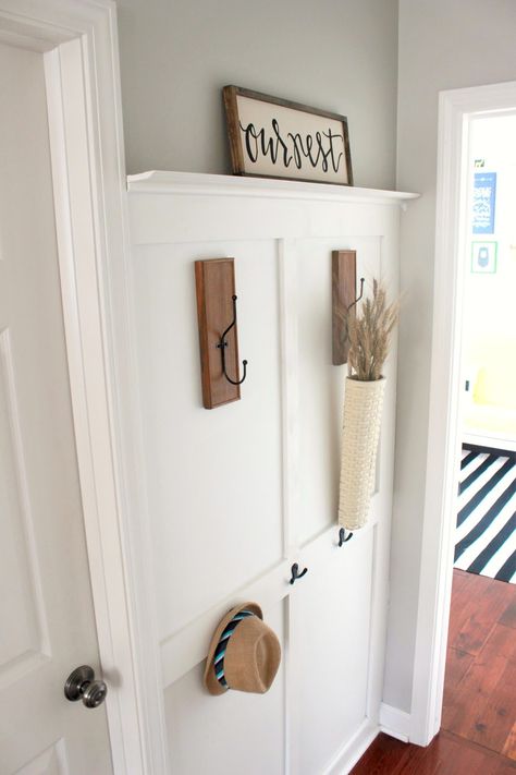 This could be the answer to an organized entryway or drop zone! How to Build a Board and Batten Coat Rack Wall Batten Hallway, Entry Inspiration, Moulding Ideas, Gingerbread Cottage, Batten Wall, Board And Batten Wall, Smart House, Diy Entryway, Farmhouse Laundry