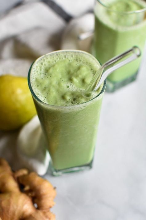 Stay healthy and pain-free with this anti-inflammatory pear smoothie. Packed with vitamins and pain-fighting power, it's a delicious way to get some extra greens...without tasting too green! Migraine Smoothie, Pear Smoothie Recipes, Migraine Food, Smoothies For Energy, Natural Juice Recipes, Vestibular Migraines, Dizzy Cook, Migraine Diet, Natural Juice