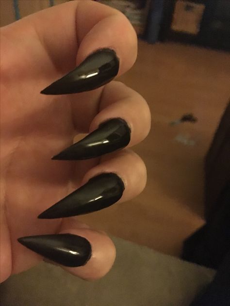 Black claws Cat Claw Nails, Talon Nails, Long Black Nails, Black Gel Nails, Black Stiletto Nails, Black Manicure, Black Claws, Natural Nail Designs, Sharp Nails