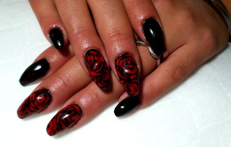 Black Nails Red Flowers, Dark Red Nails, Black Nails, Black Rose, Wedding Nails, Red Rose, White Nails, Red Nails, Stylish Nails