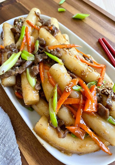 Rice Cakes Korean Recipes, Teokkboki Recipes Not Spicy, Recipes With Korean Rice Cakes, Royal Tteokbokki, North Korean Food, Tobokki Recipe Easy, Korean Cake Recipe, Recipes With Rice Cakes, Gungjung Tteokbokki