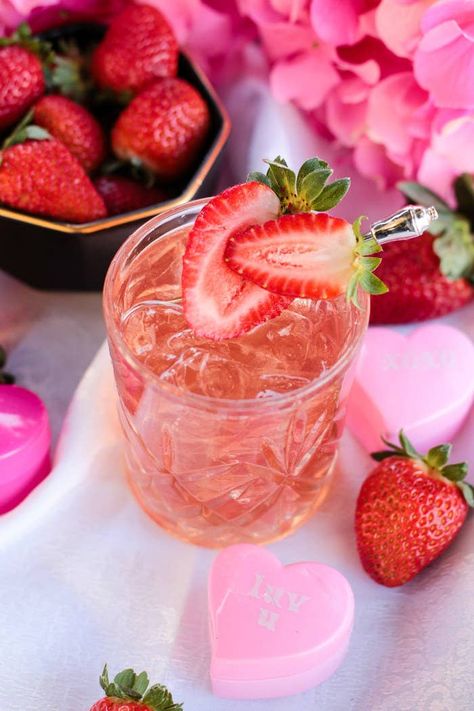 Valentines Cocktails Drink Recipes, Galentines Cocktails, Valentine Drinks, Valentine Cocktails, Girly Drinks, Day Cocktails, Strawberry Cocktails, Cheesecake Mix, Strawberry Mojito