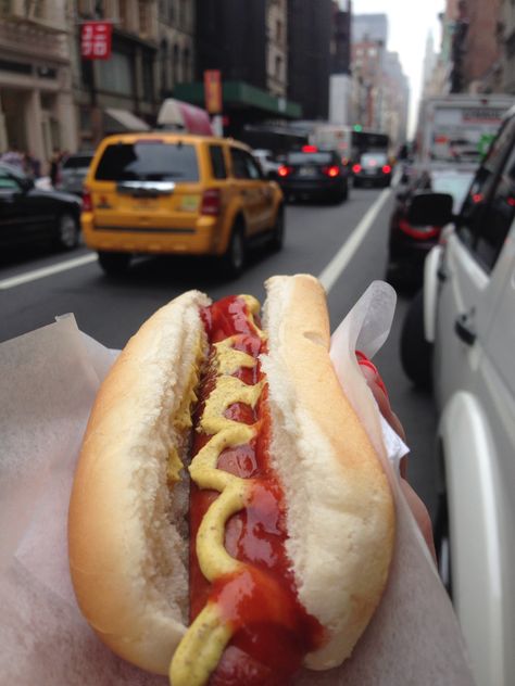 Hot dog Nyc Hot Dogs, Hot Dog Aesthetic, New York Hot Dog, Dog Soup, American Hot Dogs, Nyc Pics, New York City Christmas, Panini Sandwich, Ny Baseball