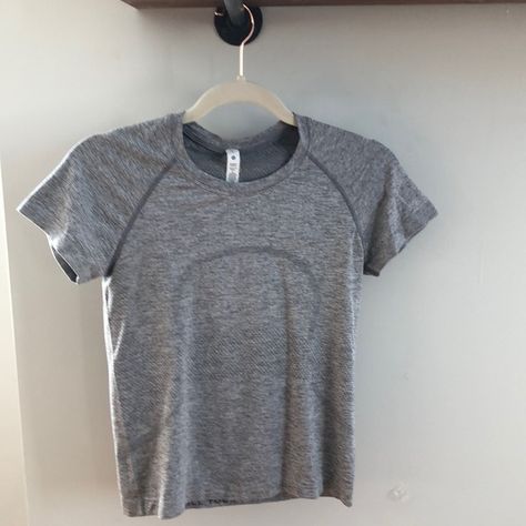 Lululemon training shirt short sleeve Lululemon Swiftly Tech Short Sleeve Grey, Lulu Shirts Short Sleeve, Lululemon Gray Shirt, Lululemon Tops Shirts, Lululemon Grey Shirt, Cute Athletic Shirts, Lululemon Align Shirt, Lululemon T Shirt, Lululemon Shirts & Tops