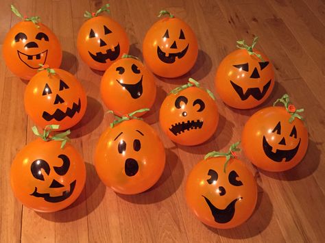 Pumpkin patch- fall or Halloween party favors. Stretch balloons and add treats, then draw faces. Diy Pumpkin Patch, Pumpkin Balloons, Halloween Candy Crafts, Handmade Halloween Decorations, Fun Halloween Activities, Classroom Halloween Party, Pumpkin Carving Party, Orange Balloons, Fun Halloween Crafts