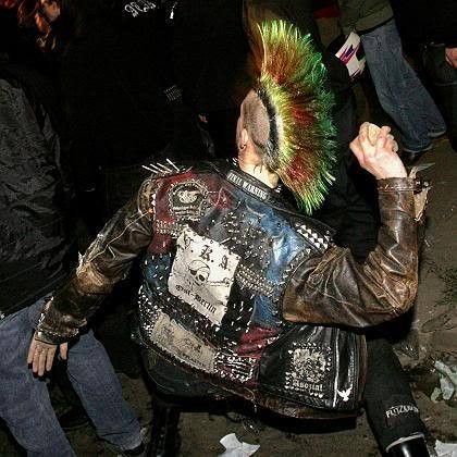 Punk Characters Movies, Punk Asthetics Photos, 70s Punk Aesthetic, Punk 1970s, Punk Street Fashion, Fashion Mfs, 1990s Punk, Irish Punk, 80s Punk Fashion