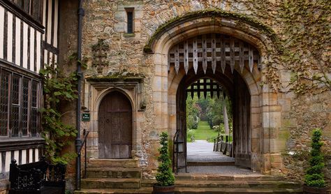 Courtyards – Tudor Tuesdays - Hever Castle Castle Chambers, Courtyard Castle, Castle Gatehouse, Medieval Bedroom, Castle Courtyard, Hello London, Prayer Books, Hever Castle, Medieval Aesthetic