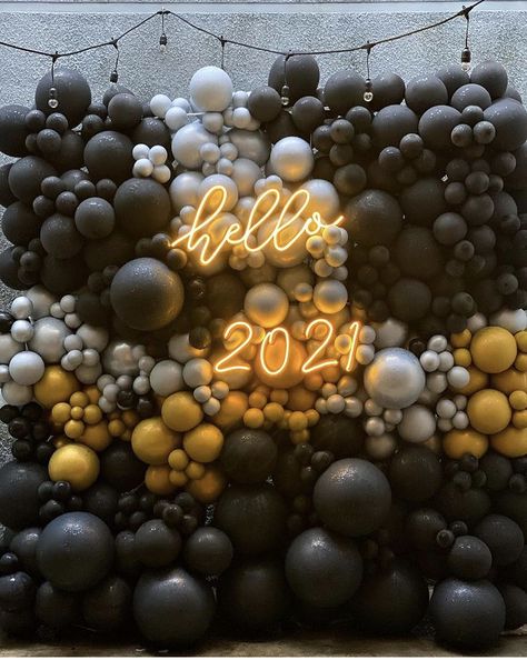 Nye Balloon Garland, Black Balloon Wall, Black And Silver Balloon Backdrop, Black And Chrome Balloon Garland, New Year’s Eve Balloon Decor, Outdoor Decorations Ideas, New Years Eve Balloon Back Drop White, Prom Balloons, Prom Backdrops