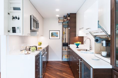 A Small But Mighty Townhouse Renovation for Two - Hawaii Home Remodeling Townhouse Kitchen Remodel, Townhome Remodel, Townhouse Kitchen, Townhouse Renovation, Colonial Kitchen Remodel, Kitchen Renovation Cost, Green Kitchen Island, Kitchen Cooktop, Kitchen And Bath Remodeling