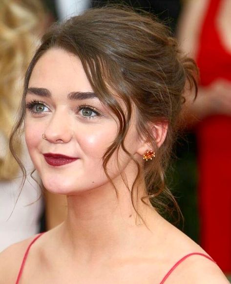 ARYA STARK♾ on Instagram: “GN❤” Flattering Haircuts For Round Faces, Haircuts For Round Faces, Flattering Haircuts, Layered Bobs, Round Face Haircuts, Arya Stark, Trendy Haircuts, Maisie Williams, Round Faces